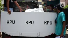 Petugas mendistribusikan logistik kotak suara Pilkada Depok 2020 di sejumlah RW Kecamatan Beji, Depok, Jawa Barat, Selasa (8/12/2020). Total, ada 4.049 kotak suara yang sedang didistribusikan ke TPS setempat dan di dalamnya terdapat 1.262.051 lembar surat suara. (Liputan6.com/Immanuel Antonius)