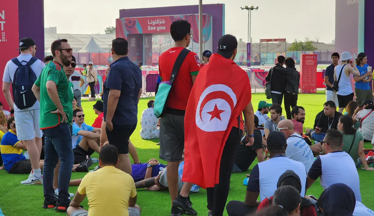 Satu hari menjelang pembukaan Piala Dunia 2022 Qatar, para suporter dari berbagai negara mulai memadati Fan Festival yang digelar di Al Bidda Park, Doha, Sabtu (19/11/2022) waktu setempat. Pada hari pertama dibukanya Fan Festival tersebut, berbagai aktivitas dilakukan para suporter yang begitu antusias menyambut pembukaan Piala Dunia 2022 Qatar yang akan dilakukan Minggu, 20 November 2022. (Dok. SCM)