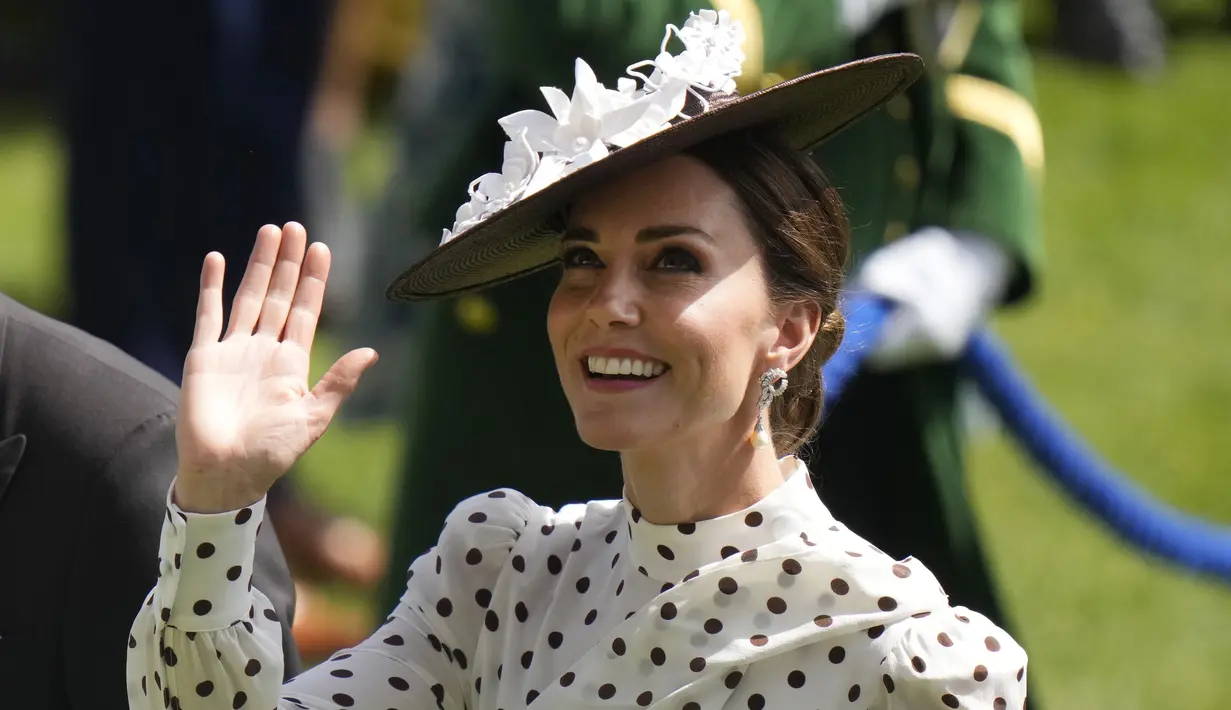 <p>Kate Middleton melambaikan tangan ke kerumunan saat menghadiri hari keempat pertemuan pacuan kuda Royal Ascot di Ascot Racecourse, Ascot, Inggris, 17 Juni 2022. Kate Middleton menata rambutnya dengan updo chic yang memamerkan anting-anting mutiaranya. (AP Photo/Alastair Grant)</p>