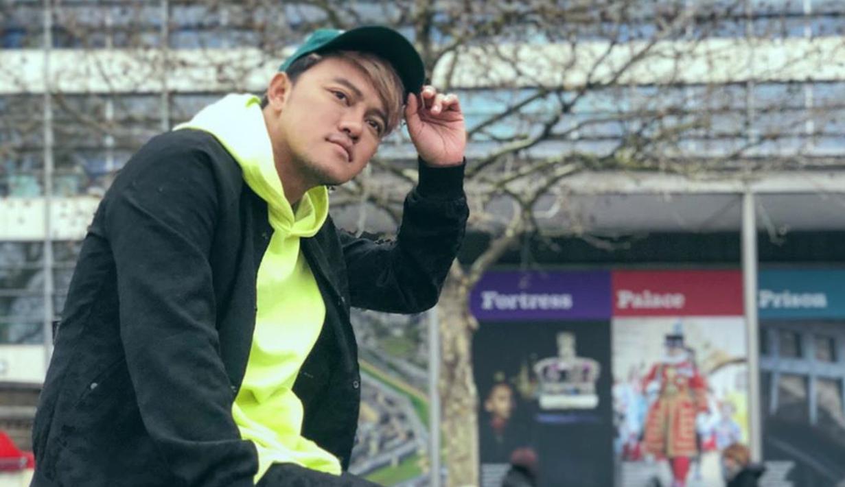 Bisa dibilang topi baseball adalah salah satu fashion item yang wajib dimiliki pria. Untuk tampil lebih sporty, pria kelahiran Banyuwangi ini memilih topi baseball berwarna hijau. Penampilannya terlihat lebih ceria dengan busana berwarna kuning dan hitam. (Liputan6.com/IG/@da2_danang)