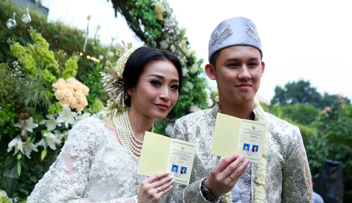 Mengucapkan Ijab Kabul di depan hadapan penghulu, saksi, sanak keluarga dan sahabat yang menyaksikan kala itu, Jevin tampak santai. Didampingi kakaknya, Sissy Priscillia, Rifat Sungkar, dan sang adik Vanesha Prescilla. (Deki Prayoga/Bintang.com)