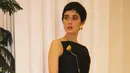 Ia juga mengenakan dress hitam sleeveless dari desainer Ari Saputra dipadukan bros rantai panjang warna emas serasi dengan anting-antingnya. Dipadukan tas Chanel hitam serta stiletto heels coklat. [@renata711]