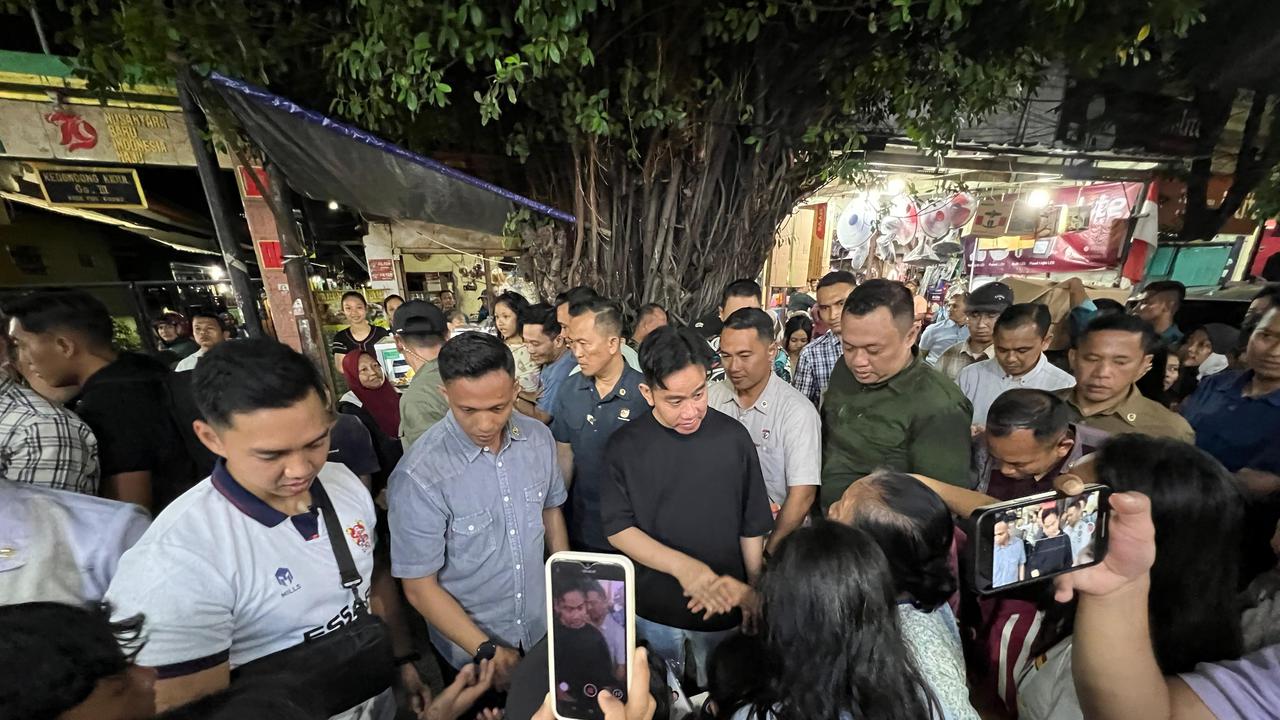 Wakil Presiden (Wapres) Gibran Rakabuming Raka mendatangi warga di Kampung Malang Tengah, Wonorejo III, Wonorejo, Tegalsari, Surabaya, pada Selasa malam (28/01/2025).