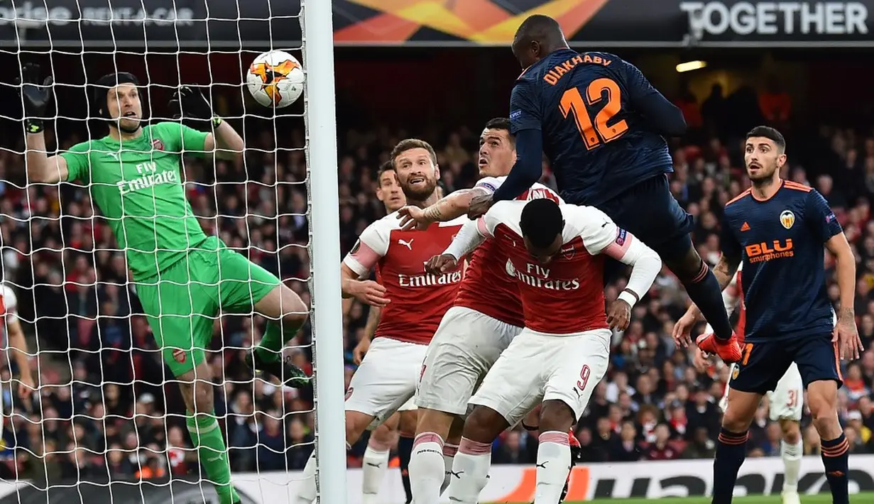 Proses gol Mochtar Diakhaby ke gawang Petr Cech pada leg 1, semifinal Liga Europa yang berlangsung di Stadion Emirates, London, Jumat (3/5). Arsenal menang 3-1 atas Valencia. (AFP/Glyn Kirk)