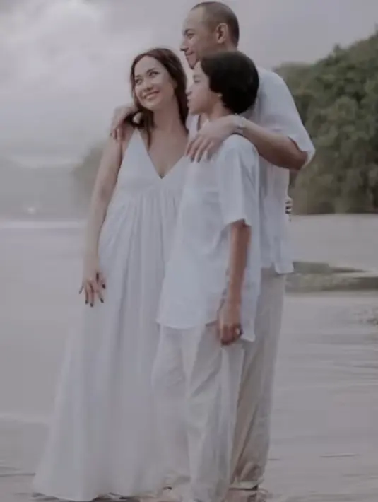 Noah juga tampil dengan kemeja putih saat berada di pantai bersama BCL dan ayah sambungnya, yang diperlihat dalam sebuah video yang emosional. [@itsmebcl]