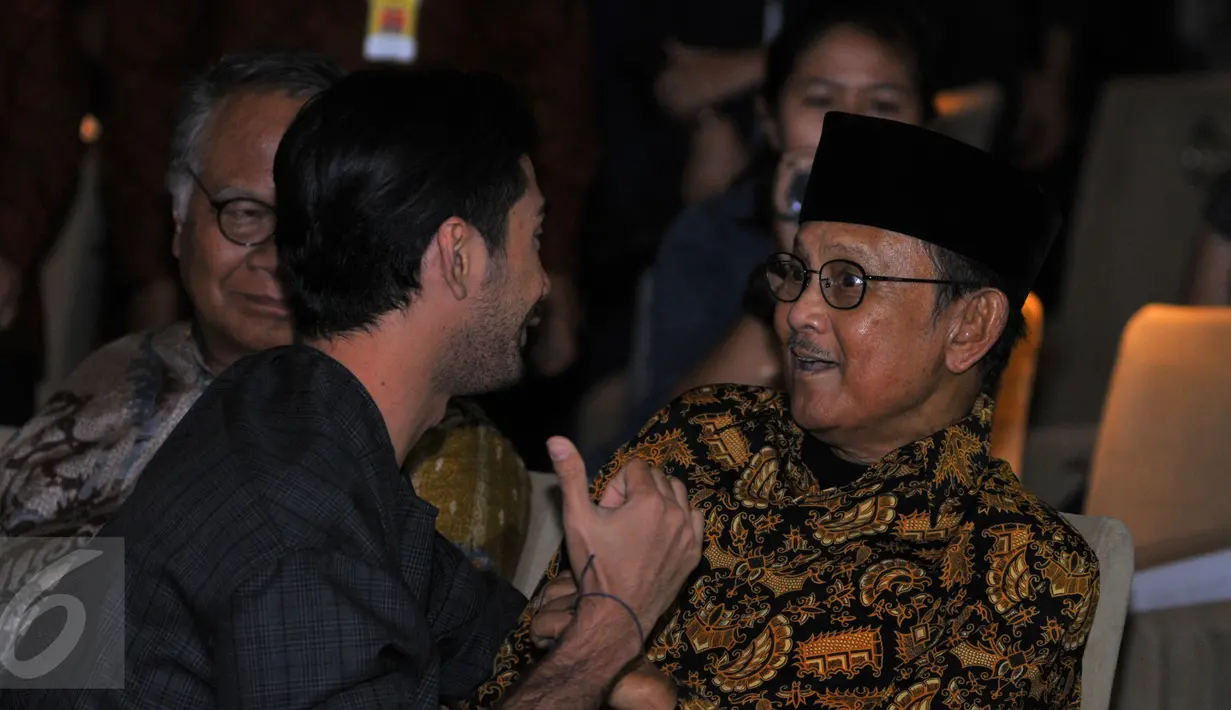 Mantan Presiden Indonesia, BJ Habibie saat berbincang dengan aktor Reza Rahadian pada acara bertajuk 10 Years Personal Journey of Reza Rahadian di Plaza Indonesia, Jakarta, Rabu (3/9/2015). (Liputan6.com/Faisal R Syam)