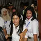 Jessica Kumala Wongso keluar dari ruang sidang Pengadilan Negeri (PN) Jakarta Pusat, Jakarta, Kamis (27/10). Jessica Kumala Wongso divonis 20 tahun penjara karena dinilai bersalah dalam kasus pembunuhan Wayan Mirna Salihin. (Liputan6.com/Helmi Afandi)