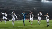 Pemain Juventus, Cristiano Ronaldo (dua kiri) bersama rekan-rekannya menyapa suporter usai menaklukkan Torino dalam Serie A Italia di Stadion Olimpiade, Turin, Italia, Sabtu (15/12). Gol Ronaldo ke gawang Torino menjadi sejarah. (Marco BERTORELLO/AFP)