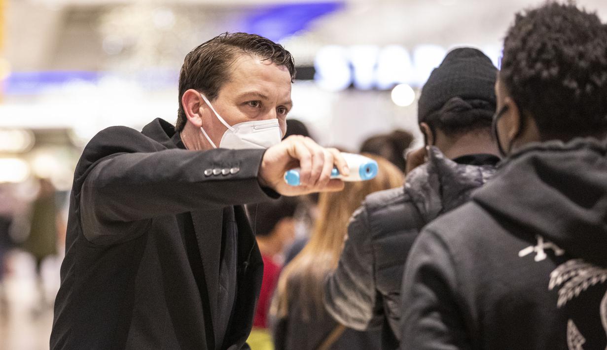 Seorang karyawan memeriksa suhu tubuh pengunjung saat belanja Black Friday di Fashion Outlets of Chicago, Rosemont, Illinois, Amerika Serikat (AS), 27 November 2020. Pengecer berupaya mendorong transaksi dan menjanjikan Black Friday berlangsung sepanjang November dan Desember. (Xinhua/Joel Lerner)