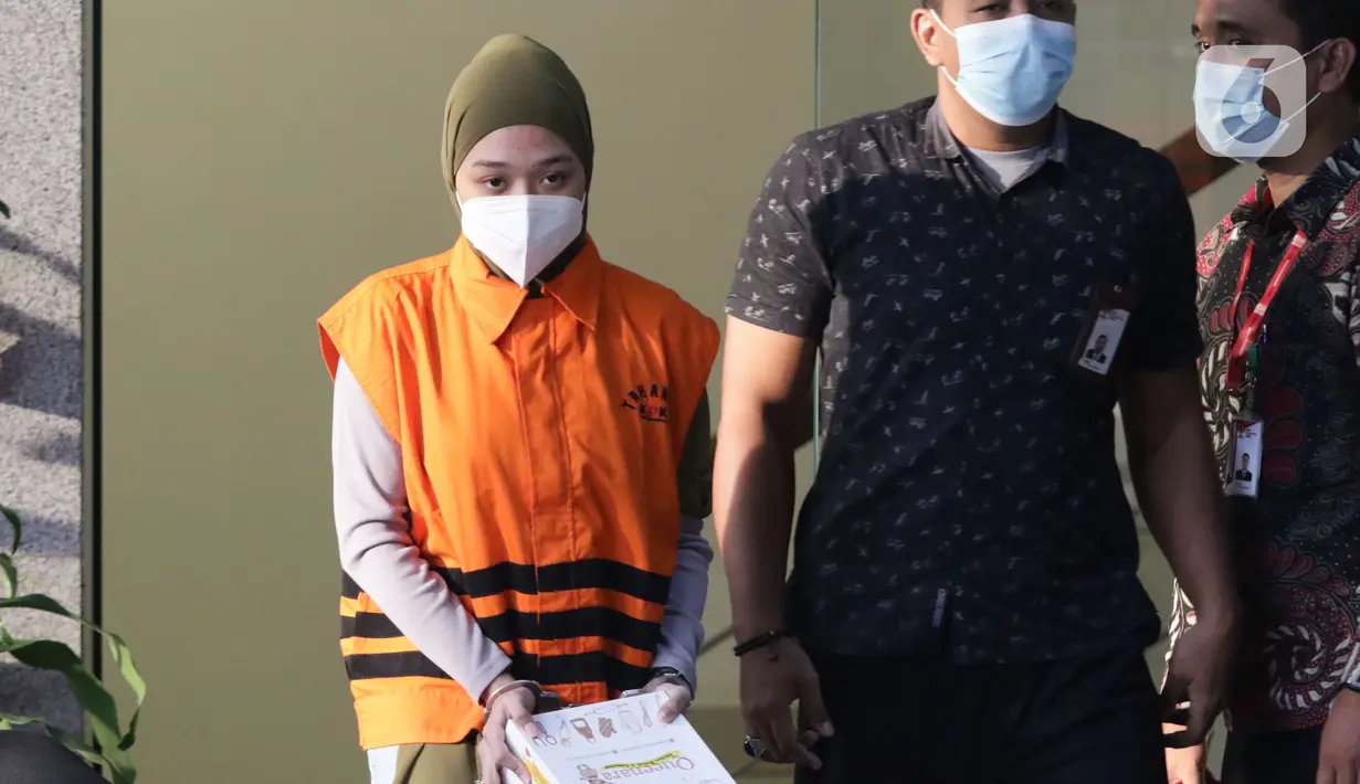 Bendahara Umum DPC Partai Demokrat, Nur Afifah Balqis (kiri) usai menjalani pemeriksaan di Gedung KPK, Jakarta, Kamis (27/1/2022). Nur Afifah Balqis diperiksa terkait kasus dugaan suap pengadaan barang dan jasa serta perizinan di Pemkab Penajam Paser Utara (PPU). (Liputan6.com/Helmi Fithriansyah)