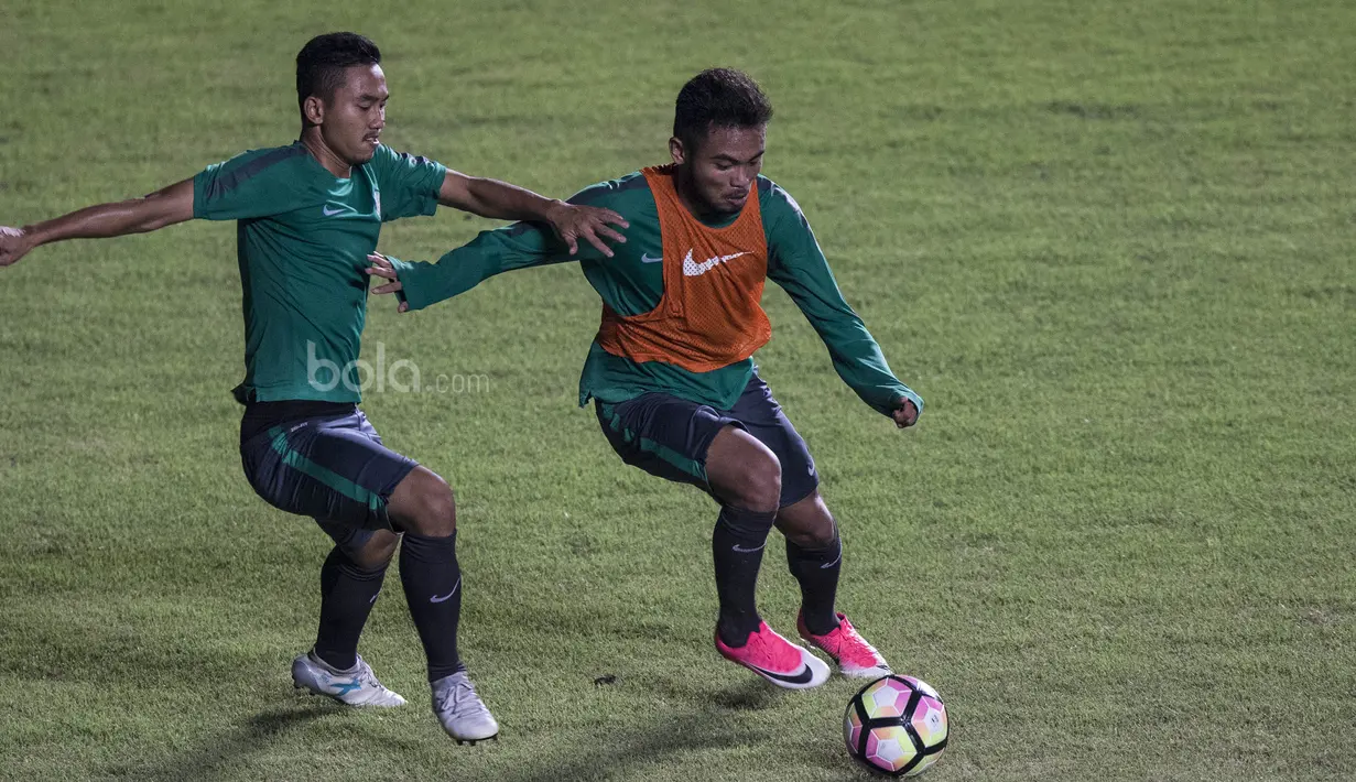 Pemain Timnas Indonesia, Saddil Ramdani, berusaha melewati Ricky Fajrin saat latihan di Stadion Maguwoharjo, Sleman, Selasa (11/6/2017). Latihan ini persiapan jelang ujicoba melawan Puerto Rico. (Bola.com/Vitalis Yogi Trisna)