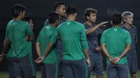 Pelatih Timnas Indonesia, Luis Milla, memberikan instruksi saat latihan di Stadion Patriot, Bekasi, Senin (2/10/2017). Latihan ini merupakan persiapan jelang laga persahabatan melawan Kamboja. (Bola.com/Vitalis Yogi Trisna)