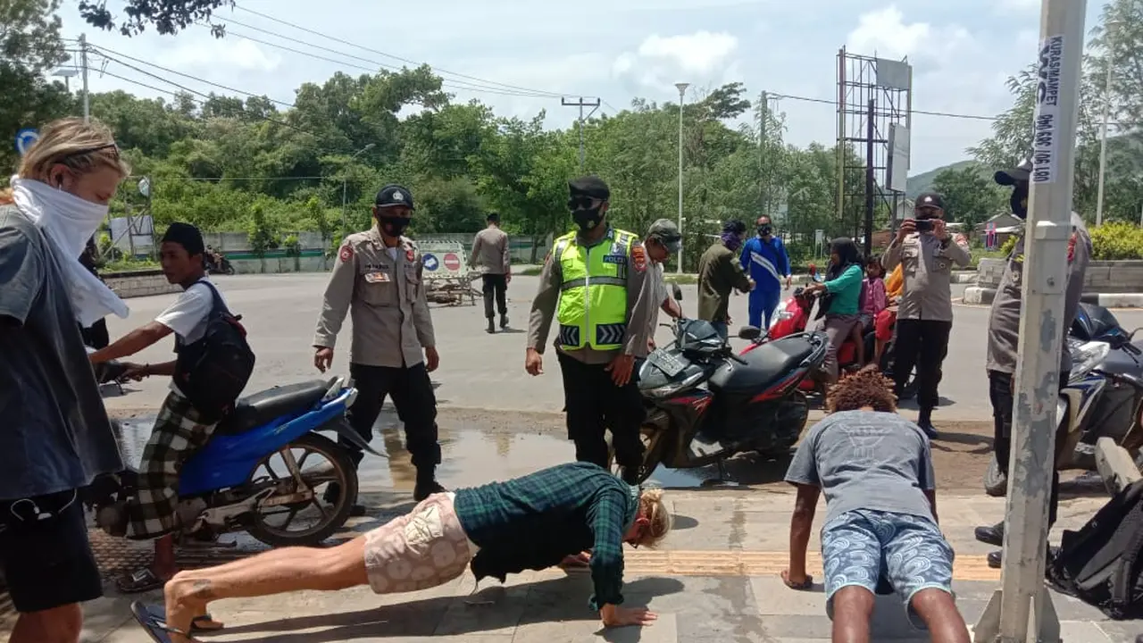 Wisatawan asing dihukum push up gara-gara tak bermasker saat berkendara, di Lombok Tengah, NTB. (Foto: Liputan6.com/Hans Bahanan)