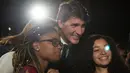 Sejumlah siswi SMA mengajak Perdana Menteri (PM) Kanada, Justin berswafoto ketika menghadiri acara Fortune Most Powerful Women Summit 2017 di Washington, Selasa (10/10). (AFP Photo / Andrew CABALLERO-REYNOLDS)
