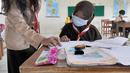 Siswi mengikuti pelaksanaan pembelajaran tatap muka di SDN Pondok Labu 14, Jakarta Selatan, Rabu (7/04/2021). Mulai hari ini, Pemprov DKI melakukan pembelajaran tatap muka bagi 85 sekolah dari semua jenjang pendidikan hingga 29 April. (merdeka.com/Arie Basuki)