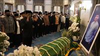 Suasana salat jenazah anak Ridwan Kamil, Emmeril Kahn Mumtadz atau Eril, di Gedung Pakuan, Bandung, Jawa Barat, Minggu (12/6/2022). (Youtube Humas Jabar)