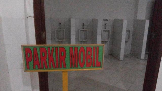 10 Pengumuman Lucu dalam Toilet Ini, Cuma Ada di Indonesia