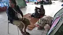 Ada lebih dari 400.000 orang telah dipindahkan ke tempat perlindungan yang aman di tujuh provinsi. Tampak dalam foto, warga pengungsi beristirahat sambil berlindung di pusat pengungsian selama bentrokan di sepanjang perbatasan Thailand-Kamboja di Provinsi Sa Kaeo, Thailand, pada Rabu 10 Desember 2025. (Lillian SUWANRUMPHA/AFP)