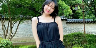 Di sini Yerin tampil mengenakan dress hitam sederhana dengan detail kerut di area leher dan pinggang. Kuncinya adalah pada makeup Yerin yang mampu menunjang penampilannya, tanpa kesan berlebihan. Foto: Instagram @every__nn.