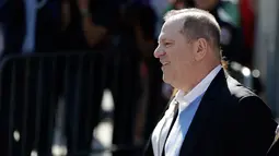 Produser Hollywood Harvey Weinstein meninggalkan kantor polisi New York City untuk menuju pengadilan di New York, Jumat (25/5). Weinstein dihadapkan ke sidang pengadilan kriminal yang akan membacakan dakwaan atas kasus pelecehan seksual. (AP/Julio Cortez)
