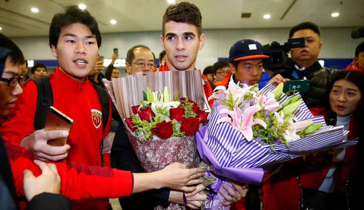 Gelandang asal Brasil, Oscar tiba di Bandara Internasional Shanghai Pudong di Shanghai, Senin (2/1). Oscar akhirnya setuju untuk bergabung bersama klub China Shanghai SIPG dengan tawaran gaji sekitar Rp 6,6 miliar per pekan. (REUTERS/Aly Song)