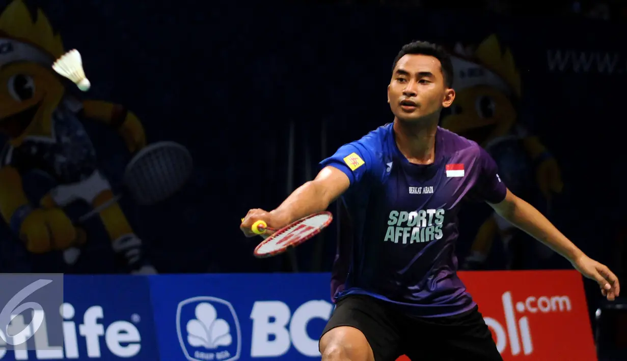 Pebulutangkis tunggal putra Indonesia, Tommy Sugiarto berusaha mengembalikan bola saat melawan pemain Hong Kong, Wei Nan di BCA Indonesia Open 2016 di Istora Senayan Jakarta, Rabu (1/6/2016). Tommy kalah 16-21, 14-21. (Liputan6.com/Helmi Fithriansyah)