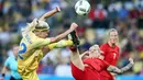 Pemain Swedia, Olivia Schough (kiri), berebut bola dengan pemain Jerman, Anja Mittag, pada final sepak bola putri Olimpiade Rio 2016 di Stadion Maracana, Sabtu (20/8/2016). (Reuters/Marcos Brindicci) 