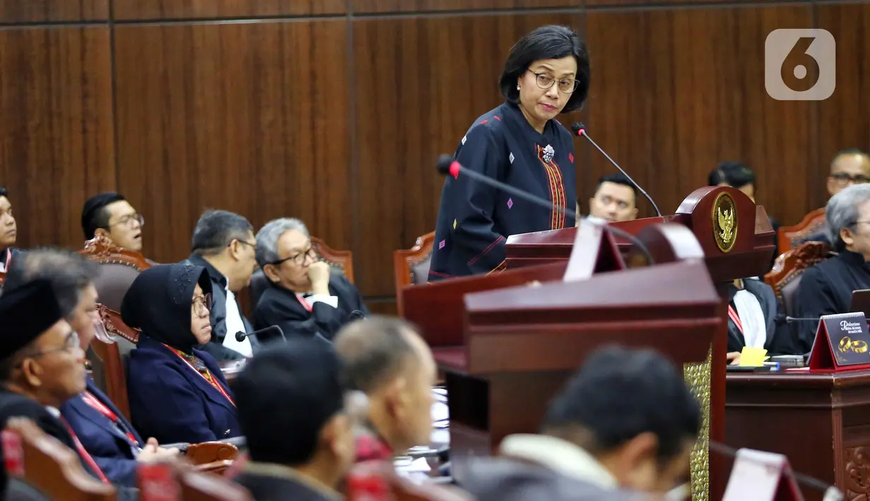 Menteri Keuangan Sri Mulyani saat menyampaikan kesaksiannya dalam sidang lanjutan sengketa Perselisihan Hasil Pemilihan Umum (PHPU) 2024 di Gedung Mahkamah Konstitusi (MK), Jakarta, Jumat (5/4/2024). (Liputan6.com/Angga Yuniar)