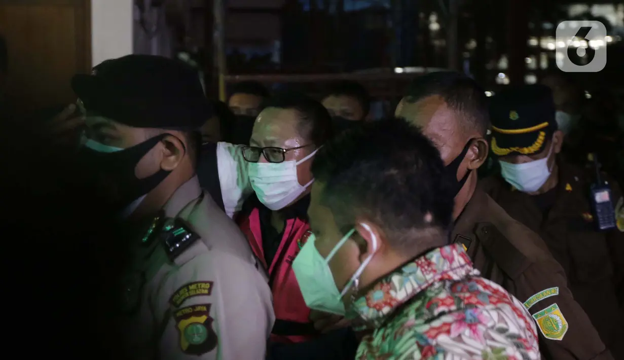 Terpidana kasus pembalakan liar dan perusakan alam, Adelin Lis (tengah) saat tiba di Gedung Penerangan Kejaksaan Agung, Jakarta, Sabtu (19/6/2021). Adelin Lis ditangkap di Singapura dan dipulangkan ke Indonesia setelah buron selama 13 tahun. (Liputan6.com/Helmi Fithriansyah)