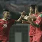 Pemain Timnas Indonesia U-16 melakukan selebrasi saat pertandingan melawan Singapura U-16 pada laga uji coba Internasional di Stadion Wibawa Mukti, Cikarang, Kamis, (08/06/2017). Indonesia menang 4-0. (Bola.com/M Iqbal Ichsan)