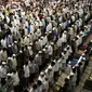 Sejumlah umat muslim melakukan sholat taraweh secara berjamaah di Masjid Al Markaz Makassar, Sulsel. (Antara)