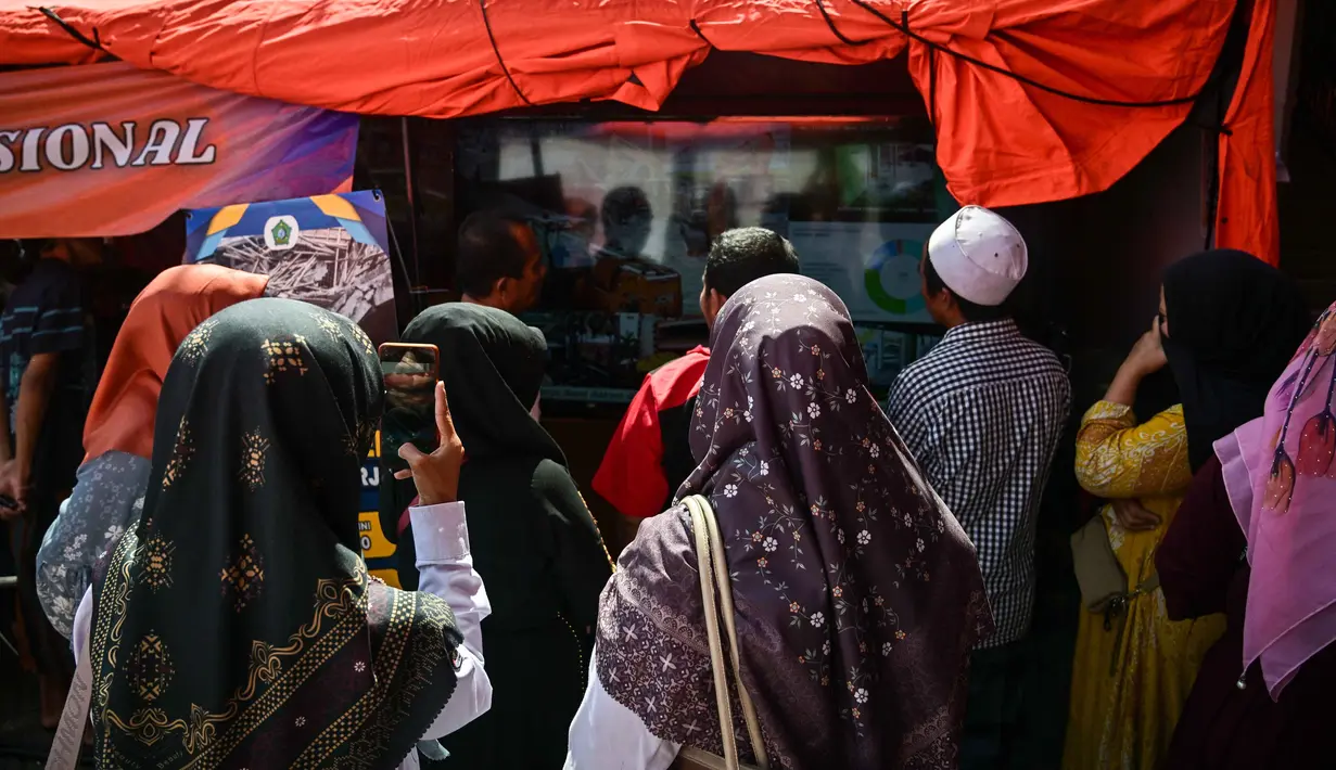 Hingga Senin 6 Oktober 2025, jumlah korban tewas akibat runtuhnya bangunan musala di Pondok Pesantren Al Khoziny di Sidoarjo, Jawa Timur yang telah dievakuasi kian meningkat, sementara tim pencari dan penyelamat gabungan terus berupaya mencari lebih dari 12 orang yang masih dinyatakan hilang. (JUNI KRISWANTO/AFP)