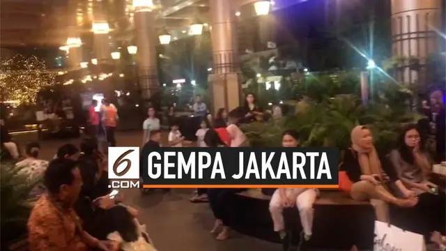Gempa magnitudo 7,4 mengguncang Banten dan terasa hingga Jakarta, pukul 19.03 WIB, Jumat (2/8/2019). Pengunjung mal pun berhamburan.