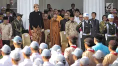 Presiden Joko Widodo saat memimpin langsung upacara Hari Lahir Pancasila di Gedung Pancasila, Jakarta Pusat, Jumat (1/6). Dalam upacara ini Presiden Jokowi mengenakan busana adat Jawa. (Liputan6.com/Faizal Fanani)