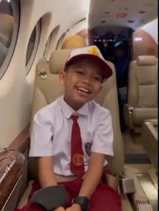 Pernah diingatkan Jokowi tentang sekolah, Farel Prayoga pun melapor kepada Presiden RI bahwa ia tetap semangat sekolah walau harus belajar sendirian. (Foto: Instagram/@zidniyazidni)