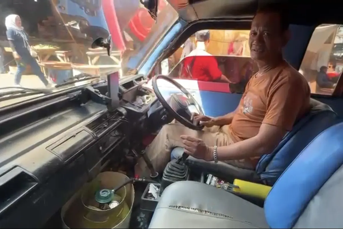 Seorang sopir angkot di Sukabumi, Hendra Irawan, mencoba menggunakan tabung gas elpiji 3 kilogram sebagai bahan bakar alternatif pengganti bensin.
