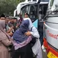 Ratusan keluarga penjemput jemaah haji asal Garut, nampak menyemut menjemput keluarga mereka di Gedung Pendopo Garut, Sabtu (23/6/2024). (Liputan6.com/Jayadi Supriadin)