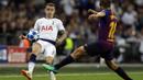 Bek Tottenham Hotspur, Kieran Trippier, berusaha melewati bek Barcelona, Jordi Alba, pada laga Liga Champions di Stadion Wembley, Rabu (3/10/2018).  Barcelona menang 4-2 atas Tottenham Hotspur. (AP/Kirsty Wigglesworth)