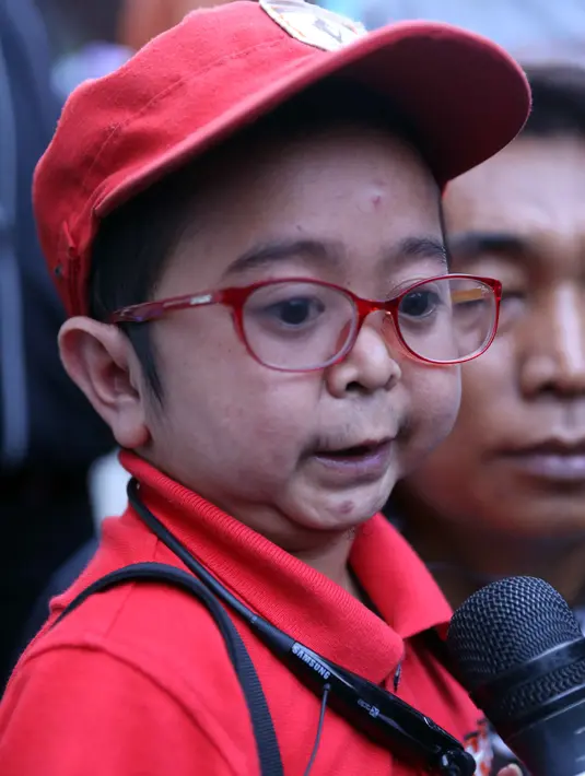 "Mohon dengan ikhlas untuk mendoakan saudara kita budi anduk yg saat… (at Ruang Tunggu CVCU Harapan Kita)," pinta Daus melalui akun twitternya @dausimut pada Senin (11/1/2016). (Nurwahyunan/Bintang.com)