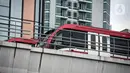 Gerbong kereta Light Rail Transit (LRT) terparkir di jalur Dukuh Atas, Jakarta, Kamis (17/2/2022). Harga tiket LRT Jabodebek mencapai Rp 15 ribu per penumpang untuk rute Dukuh Atas-Cibubur. (Liputan6.com/Faizal Fanani)