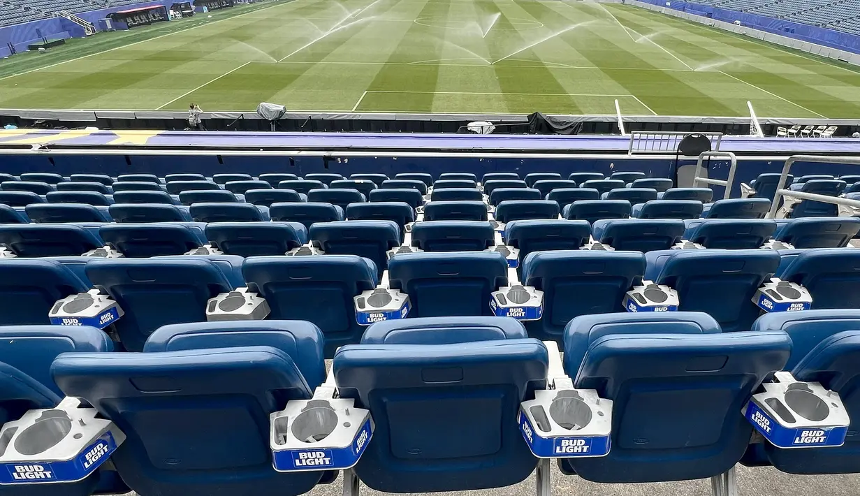 Deretan kursi penonton dengan fasilitas penyangga minuman di Gillette Stadium, Foxborough, Boston, AS, saat persiapan menjelang penyelenggaraan Piala Dunia 2026, Kamis (18/6/2026). Seluruh fasilitas stadion dipersiapkan untuk memberikan kenyamanan bagi puluhan ribu penonton yang akan menyaksikan laga-laga Piala Dunia 2026. (KLY Sports/Hery Kurniawan/Adv/Powerade)