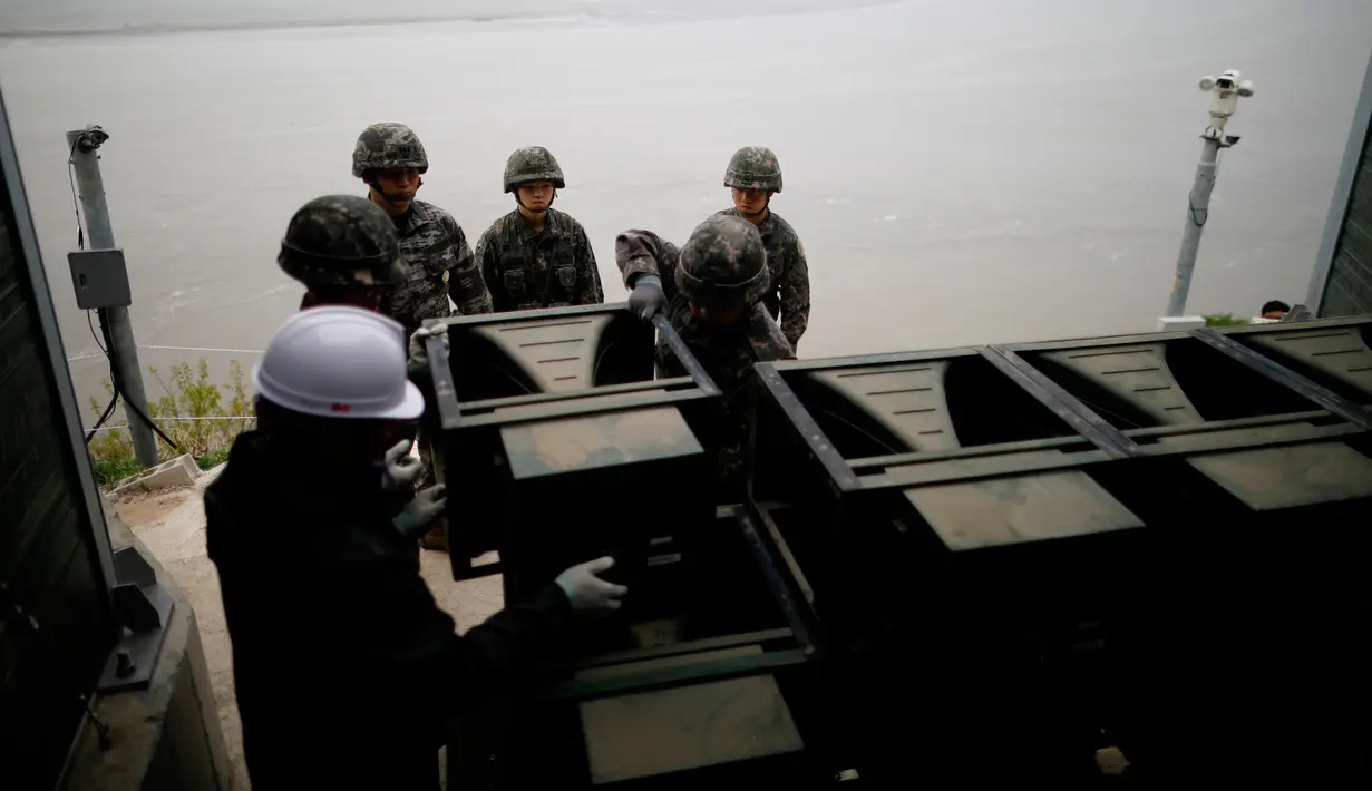 Tentara Korea Selatan membongkar pengeras suara yang sebelumnya digunakan untuk mengobarkan propaganda di perbatasan kedua Korea di Paju, Selasa (1/5). Di sepanjang perbatasan, Korea Selatan mulai menurunkan pengeras suara. (Kim Hong-Ji/Pool via AP)