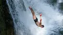 Peserta melompat dari atas air terjun saat mengikuti lomba melompat air terjun internasional ke-4 di Kota Jajce, Bosnia (5/8). Lomba melompat dari atas air terjun setinggi 21 meter ini diikuti oleh 23 peserta. (AP Photo/Amel Emric)