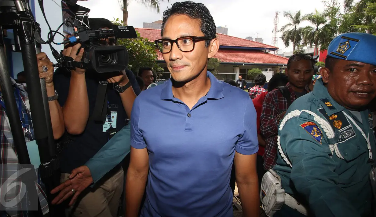 Cawagub DKI Jakarta 2017 Sandiaga Uno saat akan menjalani tes kesehatan di RSAL Dr. Mintoharjo, Jakarta, Sabtu (24/9). Sandiaga tiba dengan kaos kerah warna biru. (Liputan6.com/Immanuel Antonius)
