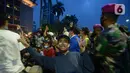 Sejumlah pendemo foto bersama dengan anggota Marinir saat aksi menolak Omnibus Law UU Cipta Kerja di kawasan Patung Kuda, Jakarta, Selasa (20/10/2020).  Anggota Marinir membubarkan dan mengawal pulang massa pendemo  ke rumah masing-masing. (merdeka.com/Imam Buhori)