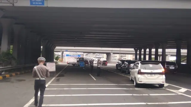 Kondisi lalu lintas di ruas Jalan Layang Sheikh Mohamed Bin Zayed (MBZ) menuju Cikampek.