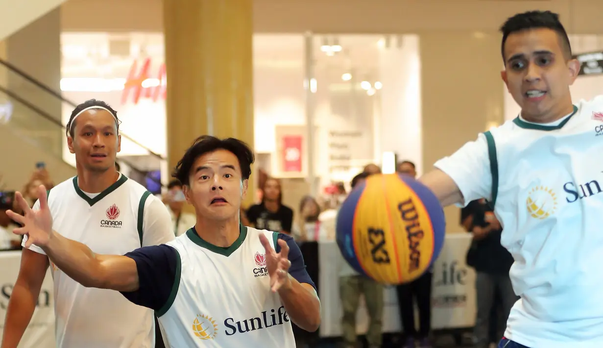 Dion Witoko mengaku olah raga basket membangkitkan kenangan semasa di Sekolah Menengah Atas (SMA). “Kegiatan ekstrakulikuler anak cowok di SMA itu basket. Masuk dalam anggota tim, walau hanya sebagai pemain cadangan.” Ujarnya. [Bambang E Ros/Fimela.com]
