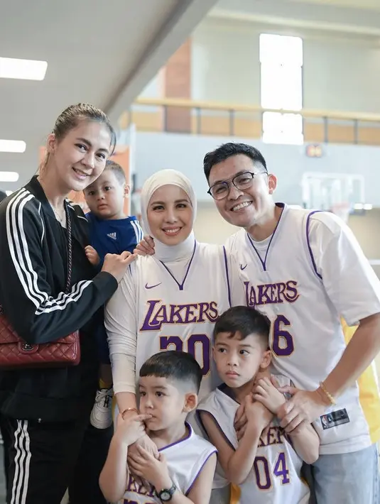 Member geng cendol lainnya yang hadir ialah Paula Verhoeven, ia tampil dengan setelan Adidas hitam.  credit: Instagram (@tya_ariestya)