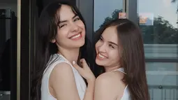 Kompak kenakan gaun putih, keduanya memancarkan aura kecantikan yang berbeda. Steffi terlihat anggun dan elegan, sementara Elina tampil lebih ceria dan energik. Namun, keduanya sama-sama sukses memikat hati para penggemar. (Liputan6.com/IG/@steffizamoraaa)