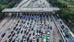 Foto udara menunjukkan kendaraan yang terjebak kemacetan di gerbang tol Cikampek Utama 2, Jawa Barat, pada Selasa 17 Maret 2026. Arus mudik Lebaran 2026 mulai menunjukkan peningkatan signifikan. (BAY ISMOYO/AFP)